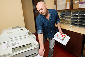 Medewerker controleert printproductie bij Scanlaser